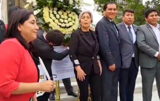 Lapicitos tras tomarse foto por los muertos de la protesta: “No sonrían. Están tristes”