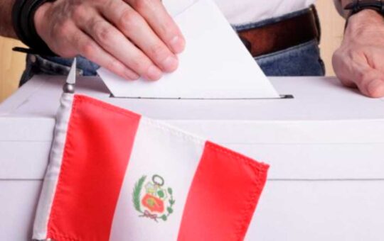 Según IEP, 83% de los peruanos cree que lo más conveniente es elecciones generales antes del 2026