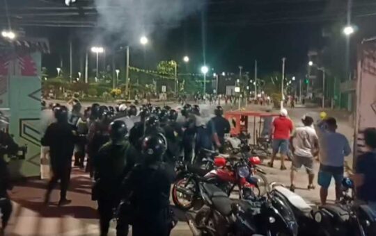 Madre de Dios: Pobladores salieron a las calles y ayudaron a la policía contra los manifestantes | VIDEO