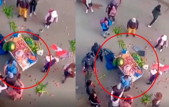 Turba de manifestantes agreden a mujer y tiran al suelo sus verduras que vendía en su triciclo