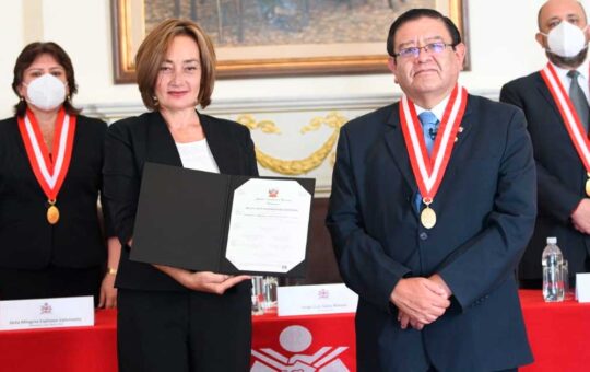 JNE: Nelcy Heidinger recibió credenciales de congresista en reemplazo de Freddy Díaz