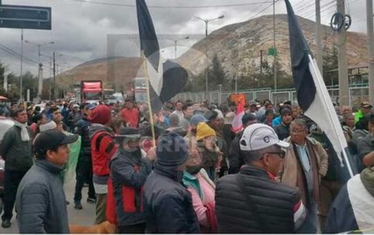 La Oroya: Cerraron Carretera Central marchando con banderas blanquinegras