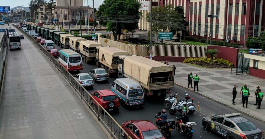 Presencia de camiones militares y policías en los exteriores de la Universidad Nacional de Ingeniería