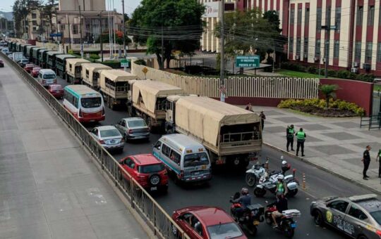 Presencia de camiones militares y policías en los exteriores de la Universidad Nacional de Ingeniería