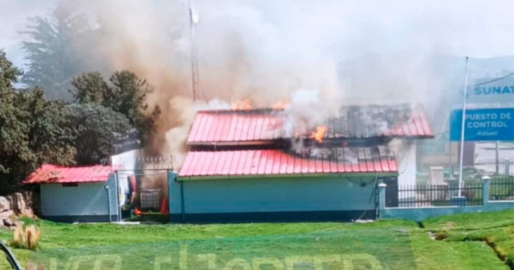 Yunguyo: Pobladores incendiaron oficinas del puesto de frontera Kasani, SENASA y Aduana | VIDEO