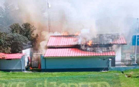 Yunguyo: Pobladores incendiaron oficinas del puesto de frontera Kasani, SENASA y Aduana | VIDEO