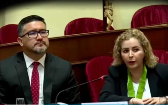 Geiner Alvarado llegó a la Comisión de Fiscalización con Rosa Bartra como abogada