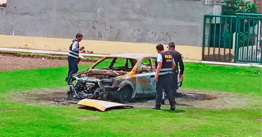 Arequipa: Queman  auto que usaron para robar en Socabaya