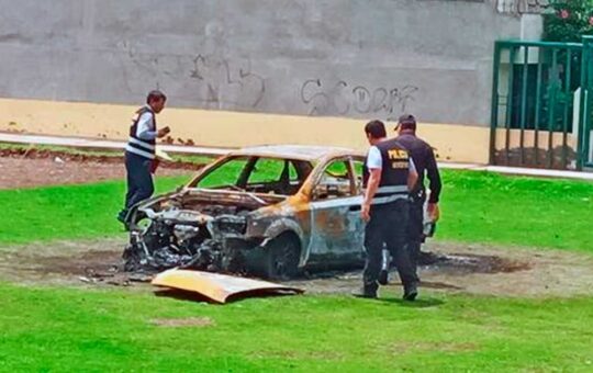 Arequipa: Queman  auto que usaron para robar en Socabaya
