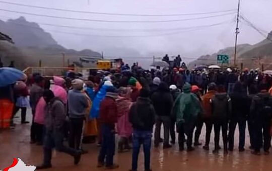 Huancavelica: Manifestantes toman instalaciones de la minera Buenaventura y bloquean carretera