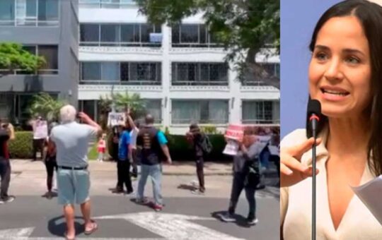 Ciudadanos protestan frente al domicilio de la congresista Sigrid Bazán | VIDEO