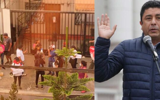 Grupo “La Resistencia” protestaron frente al domicilio de Bermejo con cantos antiterroristas| VIDEO