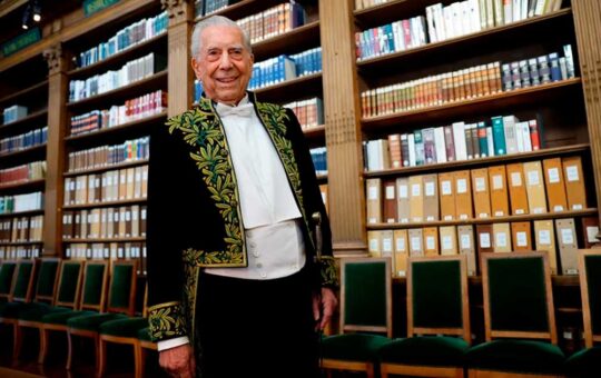 Mario Vargas Llosa se convierte en el primer escritor hispano hablante en ingresar a la Academia Francesa