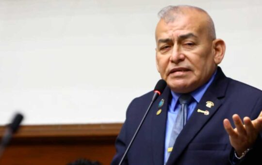 Congresista José Arriola asegura que gasta su sueldo en cemento y alimentos que le pide la gente