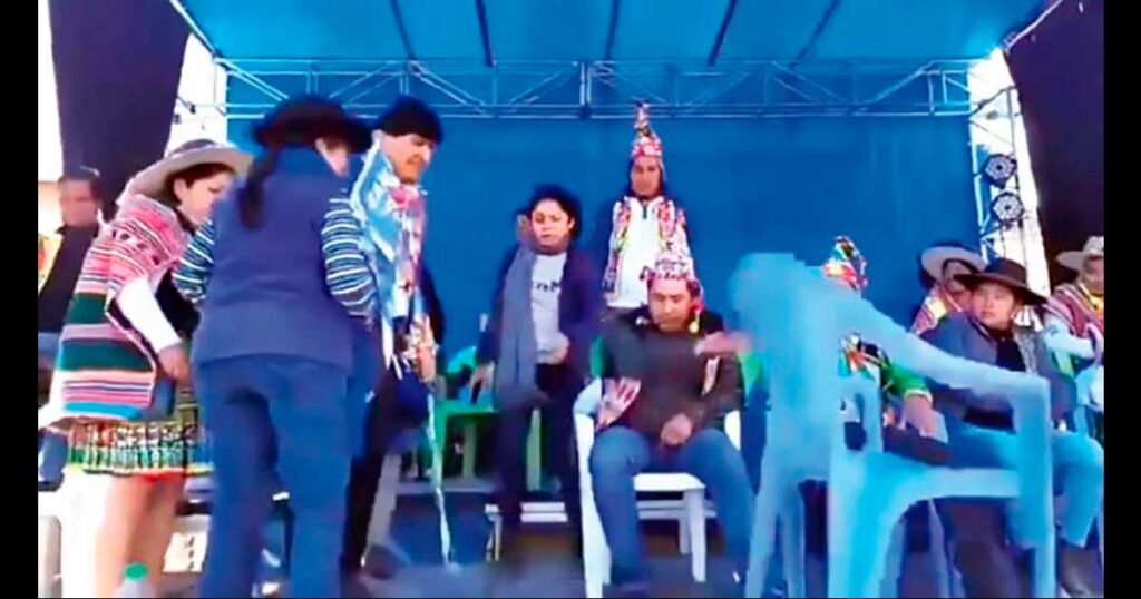 ¡Ni en su país lo quieren! Evo Morales va a evento y participantes le niegan la silla