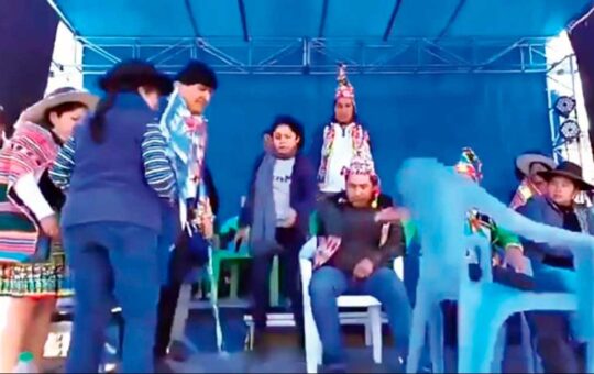 ¡Ni en su país lo quieren! Evo Morales va a evento y participantes le niegan la silla