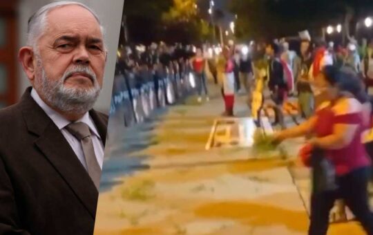 Manifestantes dejan “alfalfa” en el domicilio del congresista Jorge Montoya