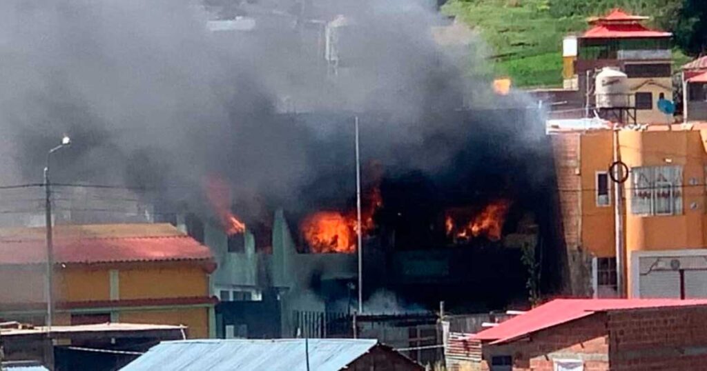 Puno: Manifestantes incendiaron la comisaría de Juli, provincia de Chucuito