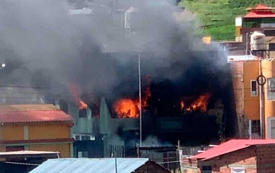 Puno: Manifestantes incendiaron la comisaría de Juli, provincia de Chucuito