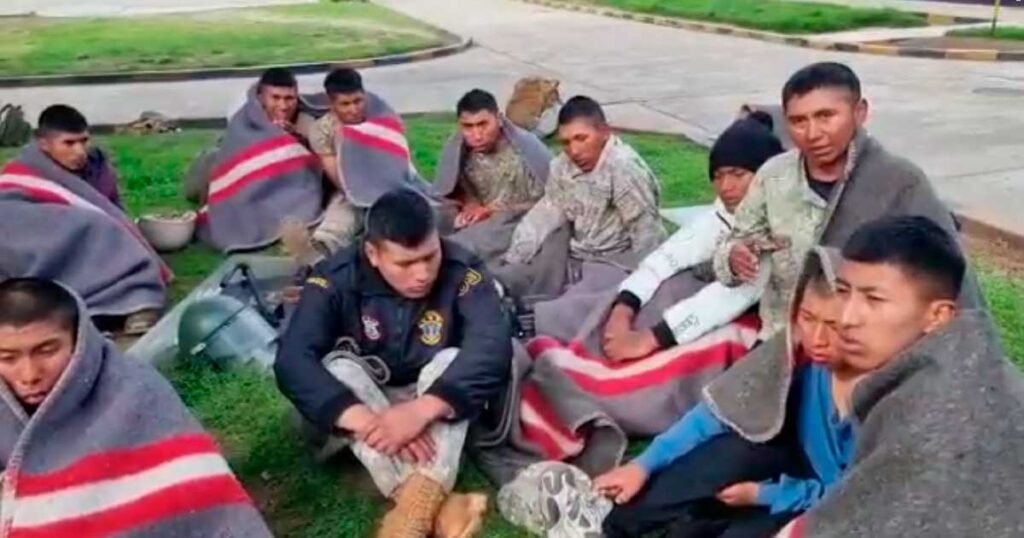 Puno: Soldados revelan que población los atacaron con piedras mientras cruzar el río para salvar sus vidas