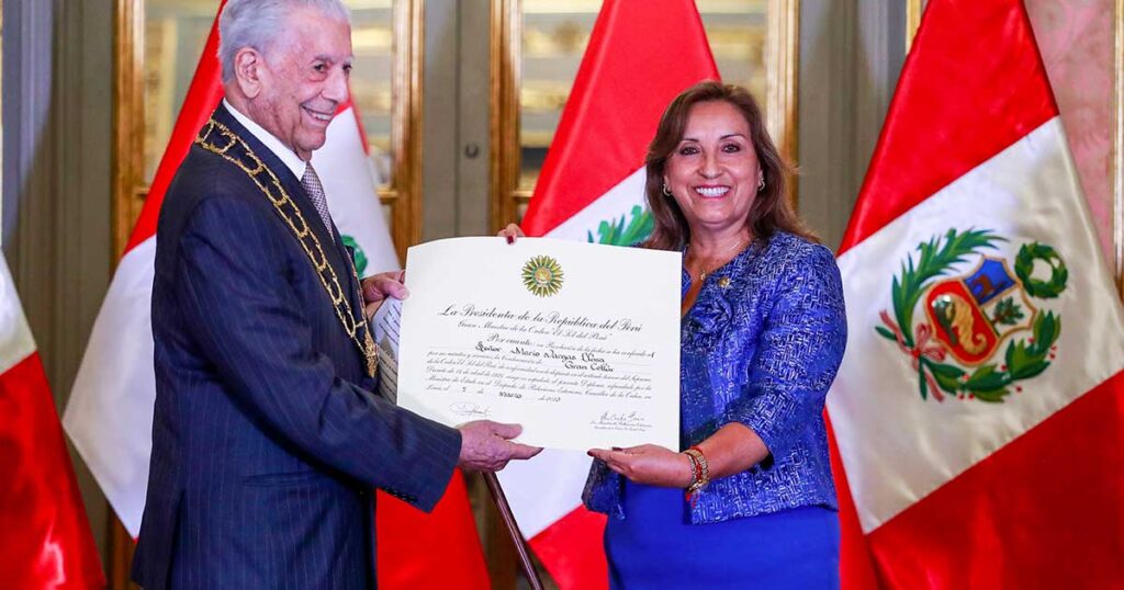 Presidenta Boluarte condecoró con la Orden El Sol del Perú a Mario Vargas Llosa