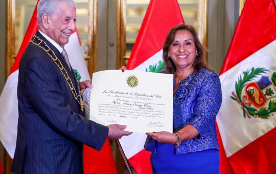 Presidenta Boluarte condecoró con la Orden El Sol del Perú a Mario Vargas Llosa