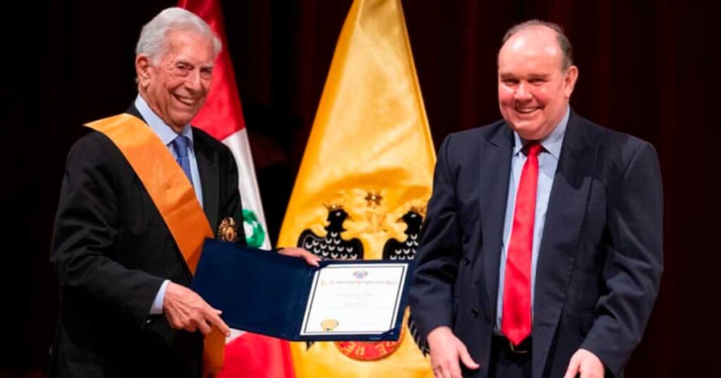 Mario Vargas Llosa recibió la “Medalla Orden al Mérito en el grado Gran Cruz” por la municipalidad de Lima