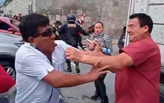 Congresista agarró a golpes a revoltoso que lo agredió en Arequipa