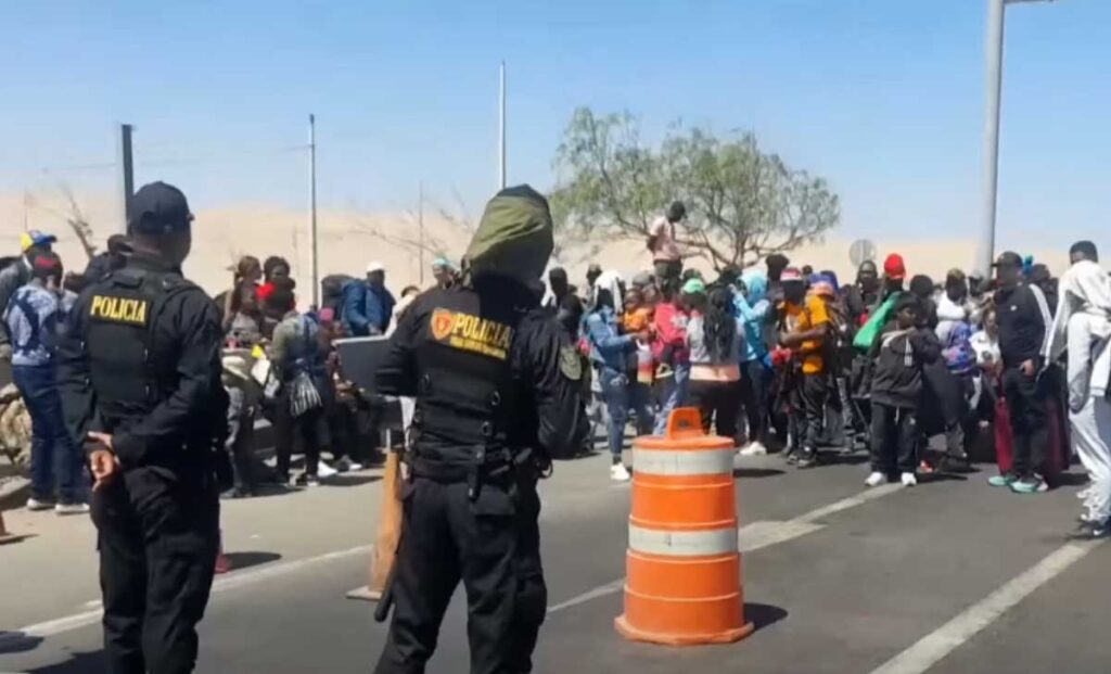 Tacna: Extranjeros exigen pasar al Perú por frontera con Chile pese a estar indocumentados | VIDEO
