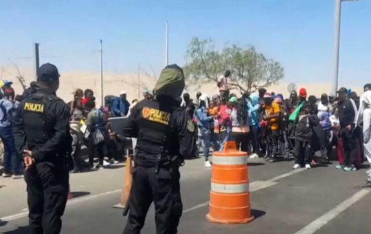 Tacna: Extranjeros exigen pasar al Perú por frontera con Chile pese a estar indocumentados | VIDEO