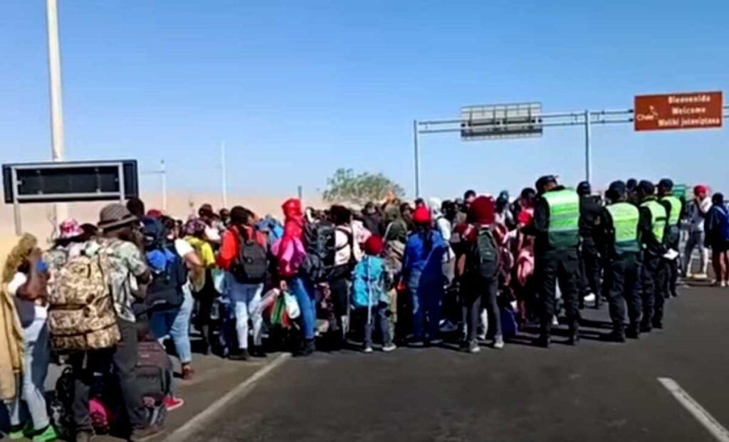 Tacna: PNP permitió el ingreso de extranjeros que exigían pasar al Perú por frontera con Chile | VIDEO