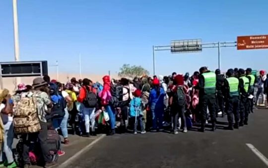 Tacna: PNP permitió el ingreso de extranjeros que exigían pasar al Perú por frontera con Chile | VIDEO