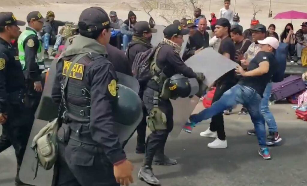 Tacna: Extranjeros indocumentados bloquean pase fronterizo a turistas y agreden a la policía