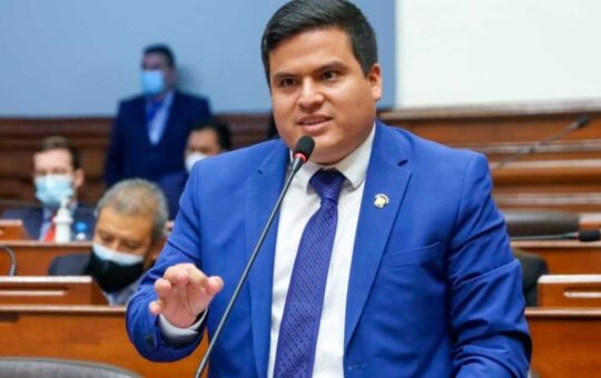 Diego Bazán renunció a comisión que investiga el “Club Chino de la Construcción” tras aceptar un viaje a China