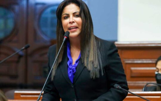 Chirinos: “Voy a presentar una moción para que el bono de S/9 mil sea devuelto al Tesoro Público”