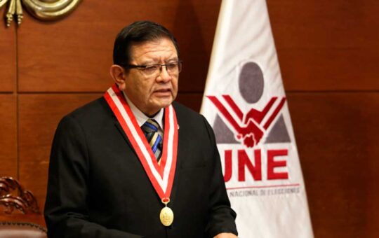 Salas Arenas rechaza que el Congreso pueda acusarlo constitucionalmente como presidente del JNE