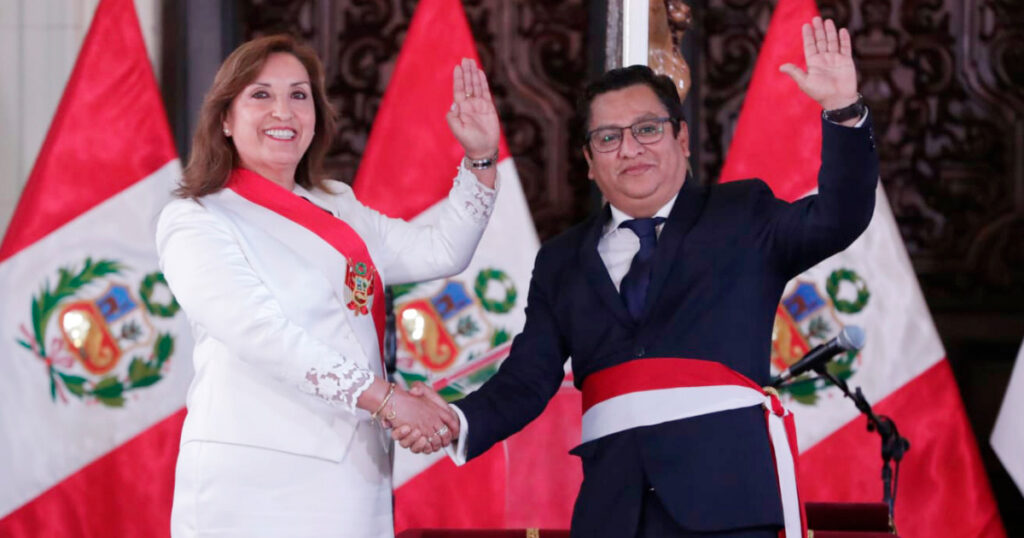 Dina Boluarte tomó juramento a César Vásquez como nuevo ministro de Salud