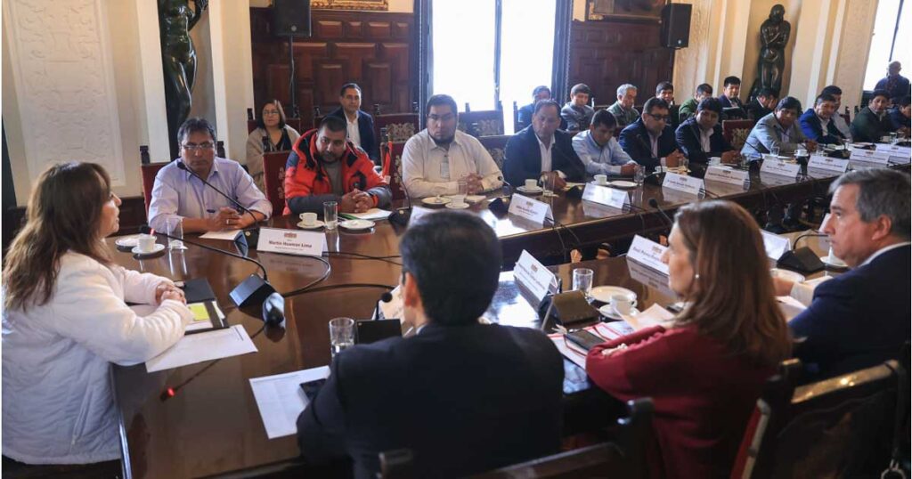 Presidente Dina Boluarte se reunió con alcaldes distritales de Puno y Cusco