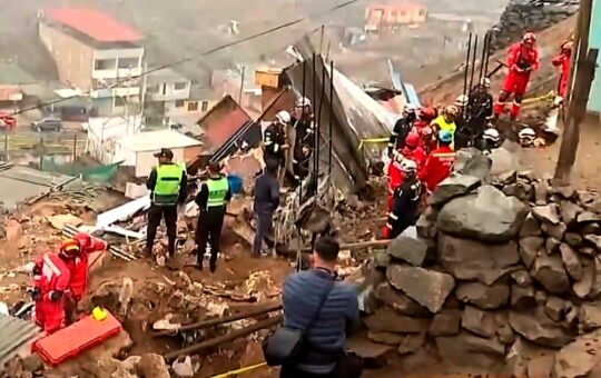Bomberos hallan muerto a niño de 4 añitos que fue sepultado por derrumbe en su casa