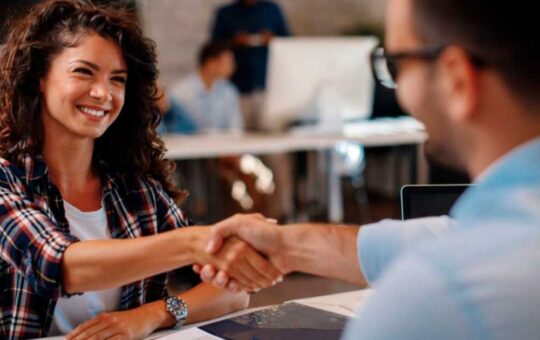 EE.UU ofrece trabajo remoto con sueldos de hasta 1 000 dólares a la semana por hablar español