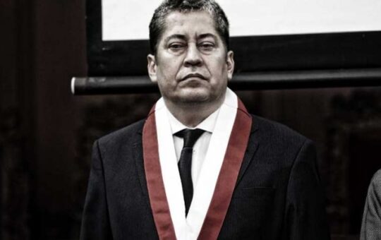 Juez ordena descerraje en casa de exmagistrado del TC, Eloy Espinosa-Saldaña