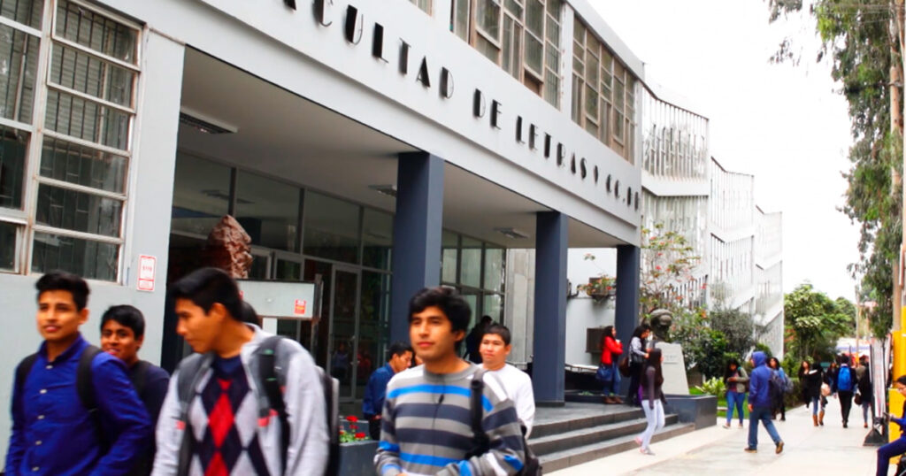 Se gradúa primera promoción de estudiantes en lengua aimara