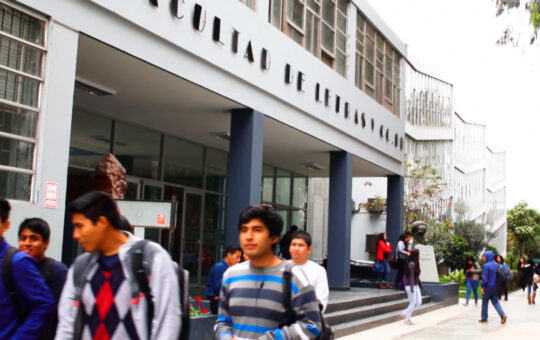 Se gradúa primera promoción de estudiantes en lengua aimara