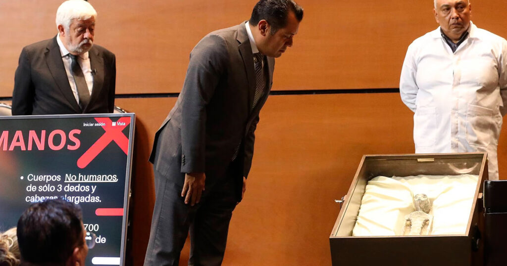 Presentan cadáveres de presuntos extraterrestres en Congreso mexicano encontrados en Perú