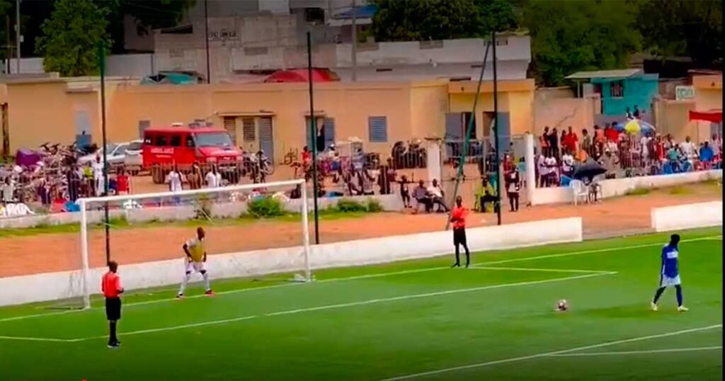 Futbolista de Senegal anotó el penal más largo de la historia tomando carrera desde media cancha