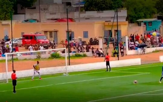 Futbolista de Senegal anotó el penal más largo de la historia tomando carrera desde media cancha