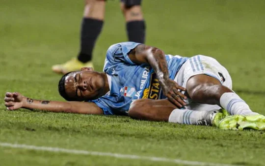 Hinchas de Sporting Cristal explotan con Joao Grimaldo por empate con UTC: “Deben sentarlo”