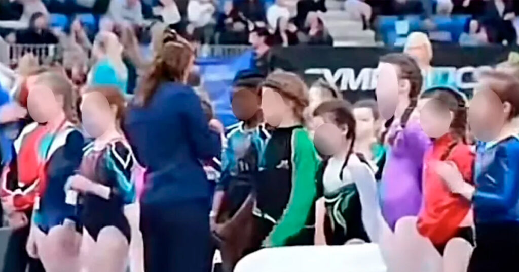 Dejaron sin medalla a niña gimnasta de color y piden disculpas después de año y medio