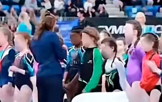 Dejaron sin medalla a niña gimnasta de color y piden disculpas después de año y medio