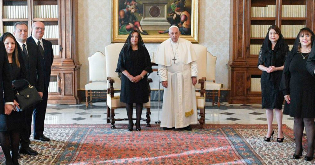 Dina Boluarte fue recibida por el Papa Francisco en el Vaticano